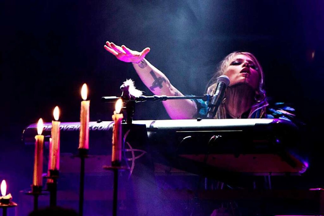 Sängerin Seraina Telli von Dead Venus ...g ihres Konzerts im Lahrer Schlachthof  | Foto: Angelika Kovalenko/Punchline Studio