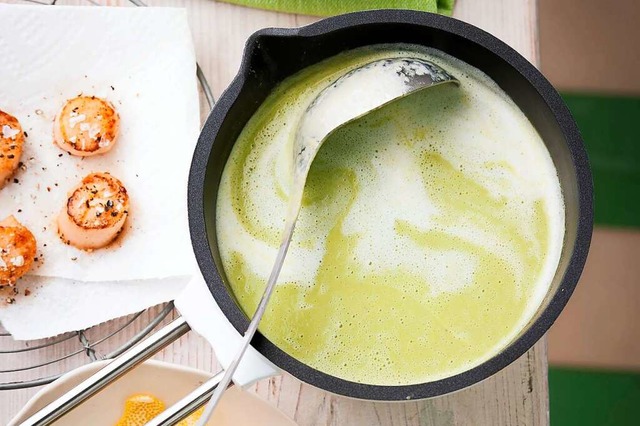 Mit der richtigen Basisbrhe gelingen diese Suppen ganz leicht.  | Foto: Manuela Rther (dpa)