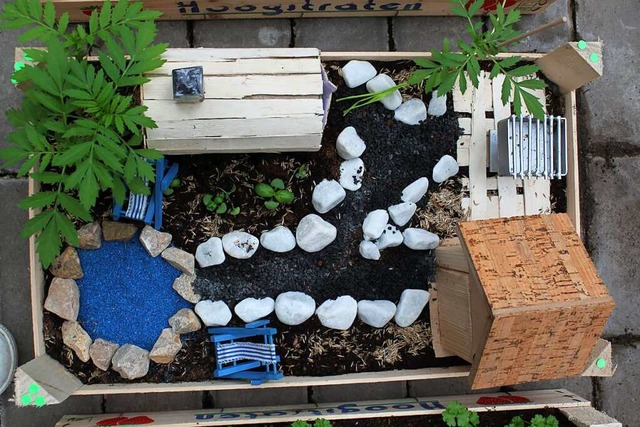 Eine Kiste voller Kinderglck: Mit Kr...Phantasie entsteht ein kleiner Garten.  | Foto: Deutsches Gartenbaumuseum (dpa)