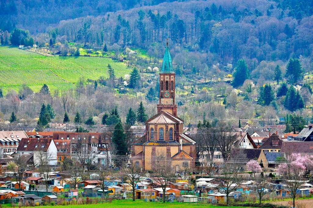 St. Georgens Georgskirche thront vor dem Schönberg  Freiburg