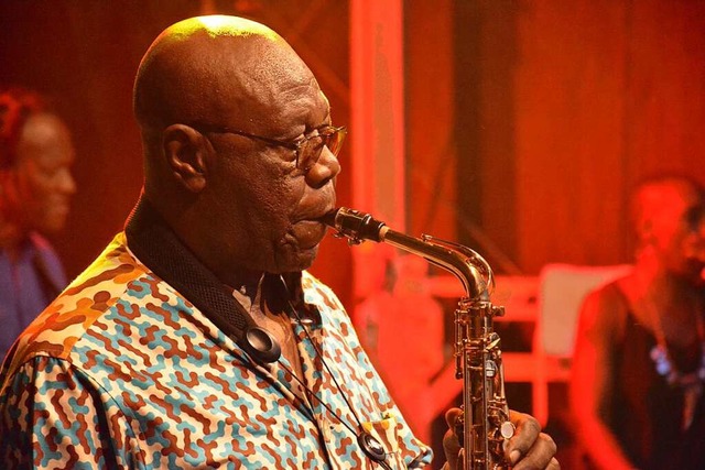 Manu Dibango am Saxophon beim Blserfestival 2019  | Foto: Hannes Lauber