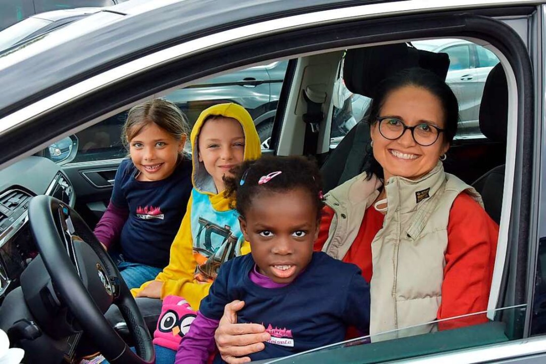 Christiane Erdrich  und ihre Kinder schauten  begeistert vom Auto aus zu.  | Foto: Heinz und Monika Vollmar