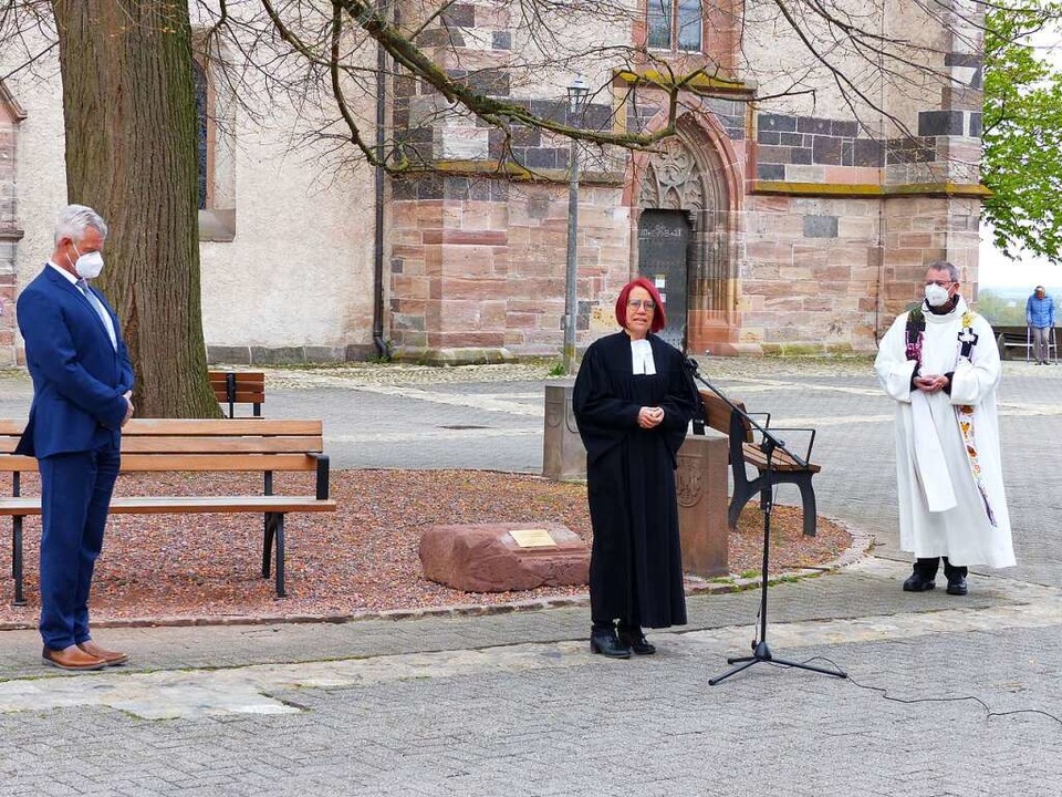 Bürgermeister Oliver Rein, Pfarrerin B...weiterer Solidarität in der Krise auf.  | Foto: Dirk Sattelberger
