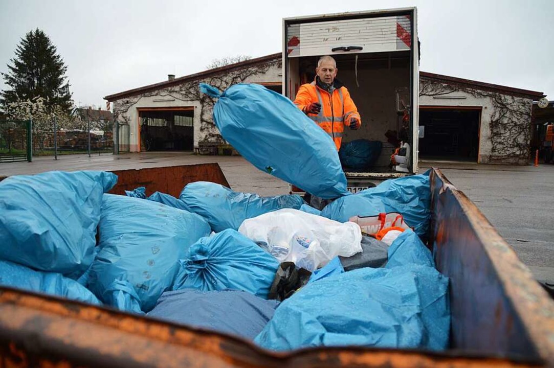 Am Ende des Tages landen die Müllsäcke...einem Entsorgungsunternehmen abgeholt.  | Foto: Sebastian Heilemann
