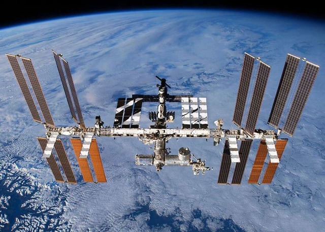 Die Internationale Raumstation (ISS) in der Erdumlaufbahn  | Foto: --- (dpa)