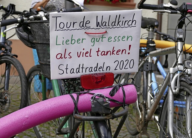 Beim Stadtradeln 2020 fuhren Teilneher... Schwimmnudel, fr den Mindestabstand.  | Foto: Sylvia Sredniawa