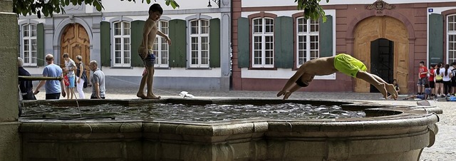 Im Brunnen badende Kinder in Basel. In Mllheim ist es verboten.  | Foto: Joshua Kocher