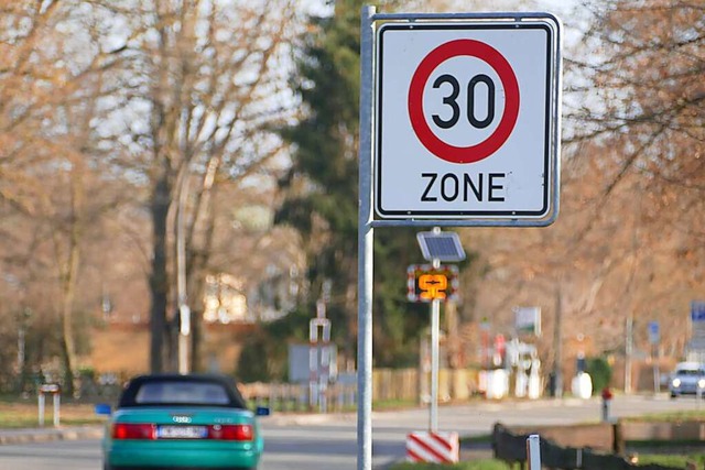 Nicht wenige  Autofahrer fahren  schne... und der bersichtlichkeit der Strae.  | Foto: Sattelberger