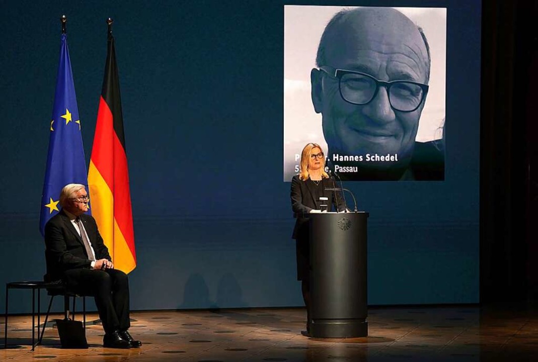 Bundespräsident  Steinmeier hört den E...verstorbenen Arztes Hannes Schedel zu.  | Foto: Michael Sohn (dpa)