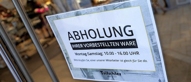Vorbestellte Waren drfen in Baden-Wr... hohen Inzidenzzahlen abgeholt werden.  | Foto: Marijan Murat (dpa)