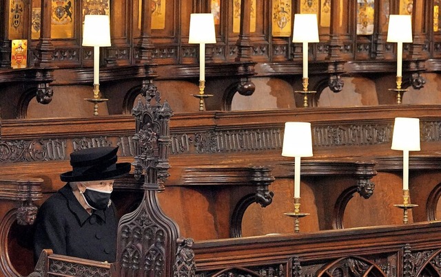 Vllig allein sitzt Elizabeth II. whr...auerfeier  im Chorgesthl der Kirche.   | Foto: JONATHAN BRADY (AFP)