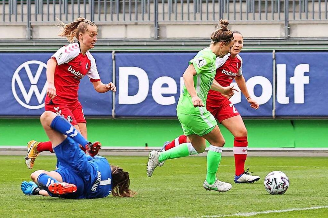 Die deutsche Nationalspielerin Svenja ...ne gegen drei Freiburgerinnen zum 3:1.  | Foto: Sebastian Priebe via www.imago-images.de