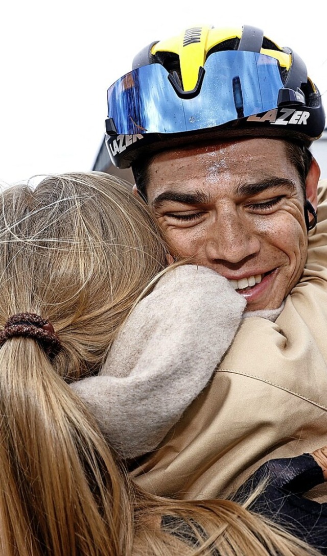 Sieger Wout van Aert freut sich mit seiner Frau Sarah.  | Foto: VINCENT JANNINK (AFP)