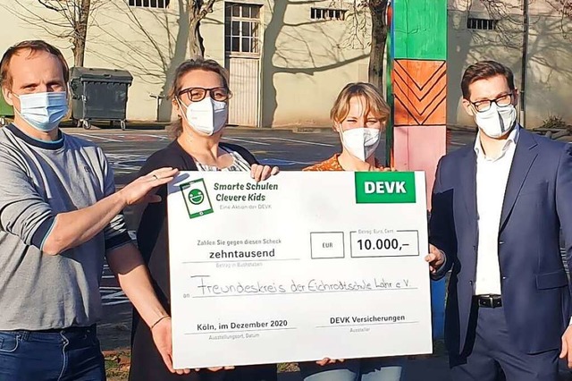 Eine Spende in Hhe von 10000 Euro hat...     DEVK-Agenturleiter aus Hausach.    | Foto: DEVK