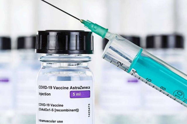 Eine Impfung gegen Sars-CoV-2: Auf die...eks warten viele Menschen sehnschtig.  | Foto: Markus Mainka (imago)