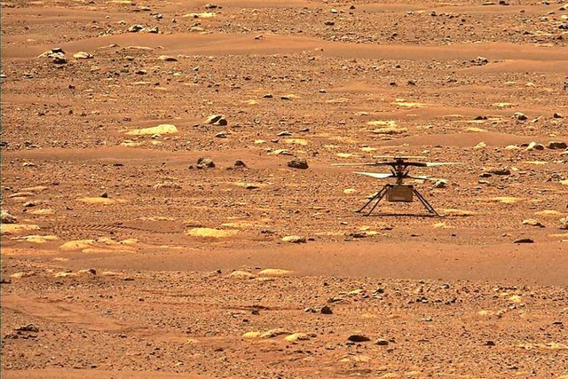 Der Mars-Helikopter Ingenuity nach einem Test am vergangenen Freitag  | Foto: HANDOUT (AFP)