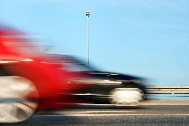 Illegales Autorennen auf der A5 – Polizei stoppt zwei Fahrzeuge