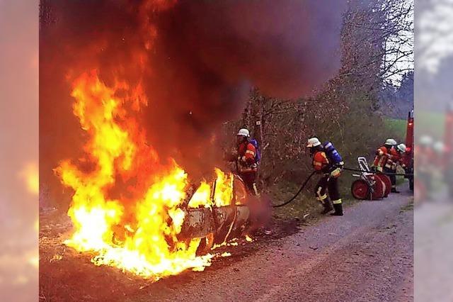 Waldbrand droht durch brennendes Fahrzeug