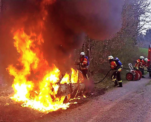 Vllig ausgebrannt ist ein Auto am Son...hrzeug und das angrenzende Waldstck.   | Foto: Kerstin Heller