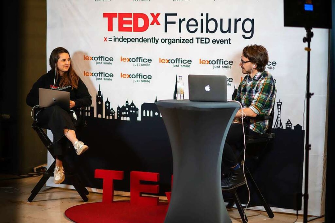Jule Glimsche moderiert die Q&amp;A-Se...mit Autor und Speaker Gottfried Haufe.  | Foto: Fabian Mondl