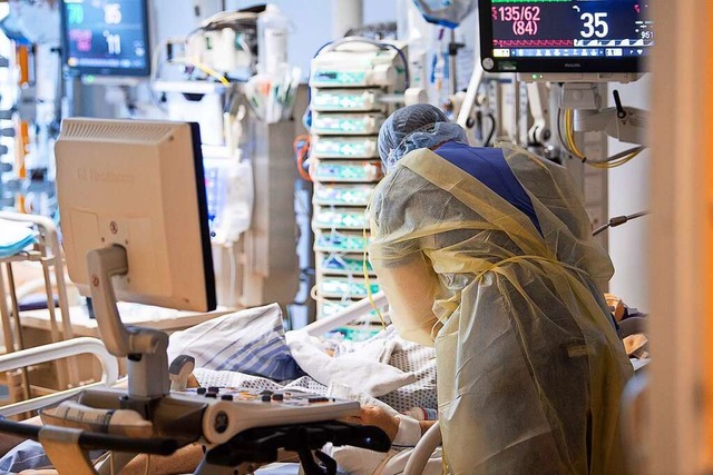 Ein Intensivpfleger arbeitet auf einer...n einem Covid-19-Patient (Symbolbild).  | Foto: Sebastian Gollnow (dpa)