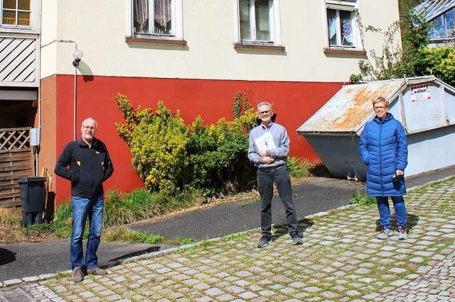 Etwa bis zur Hhe des roten Sockels so...nd Yvonne Glatt (v.l.) haben Bedenken.  | Foto: Rolf Reimann