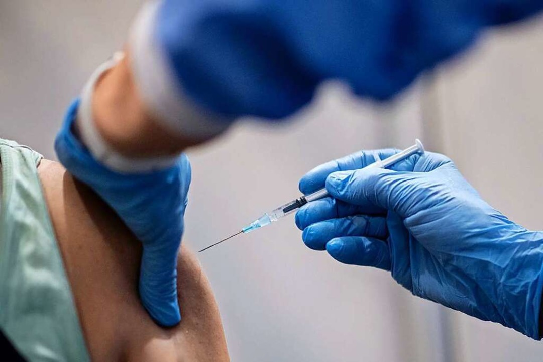 Impfung gegen Sars-CoV-2:  Seit dem 19... Menschen ab 60 Jahren impfberechtigt.  | Foto: Fabian Strauch (dpa)