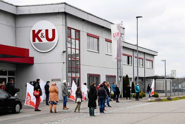 Protest bei K&amp;U am Sonntag in Neuenburg.  | Foto: Volker Mnch