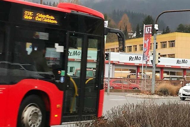 Linienbus-Fahrerin begeht in Schopfheim Unfallflucht