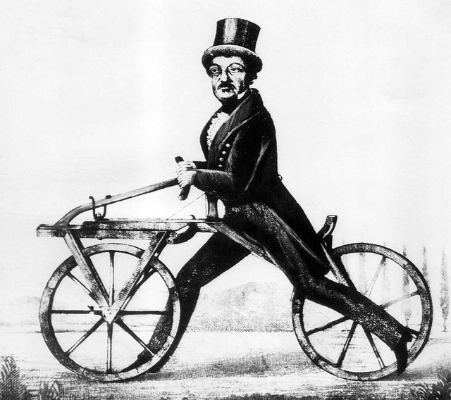 So sah das hlzerne Laufrad aus, das Karl Drais im Jahr 1817 erfunden hat.  | Foto: dpa