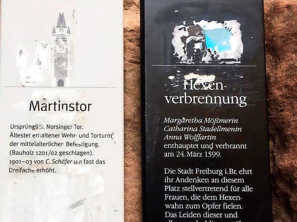 Schilder am Martinstor erinnern an die...rbrennungen in Freiburg im Mittelalter  | Foto: privat