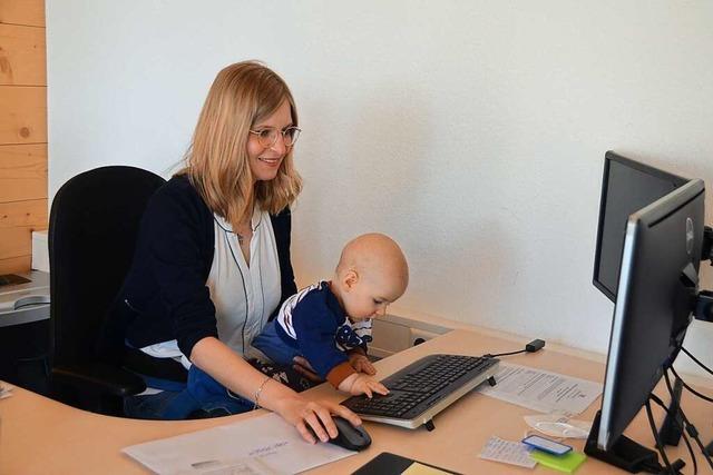 Kinderbett steht am Schreibtisch