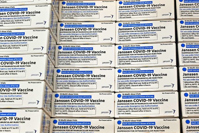 Schachteln des Impfstoffs von der John...Janssen COVID-19 liegen nebeneinander.  | Foto: Timothy D. Easley (dpa)