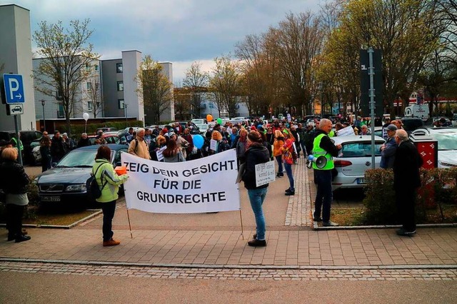 Rund 200 Demonstranten haben sich am S...forum Sd zum Protestmarsch formiert.   | Foto: Sebastian Mller