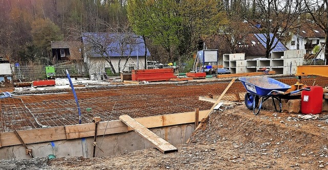 Noch sind die erhaltenen Kellerrume d...ll darauf der Neubau errichtet werden.  | Foto: Erika Bader