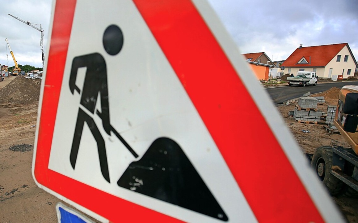 Bis das Baustellenschild fr das neue ...s Vergabeverfahren durchlaufen werden.  | Foto: Jens Bttner