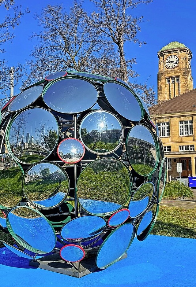 Claudio Mosers fr die IBA kreierte Spiegelkugel am Badischen Bahnhof  | Foto: Kanton  Basel-Stadt