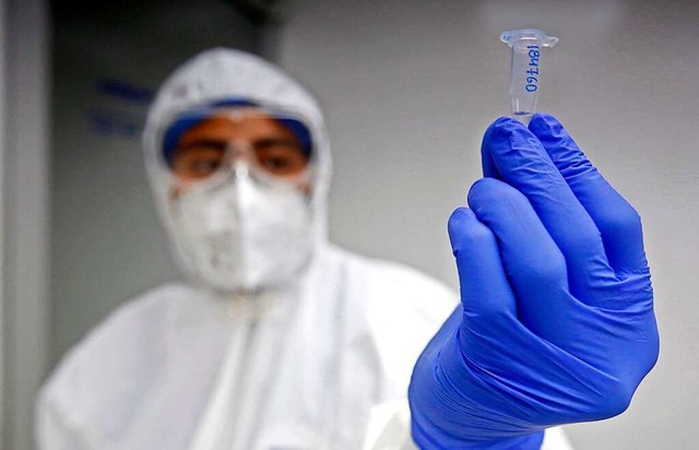 Ein Gesundheitsmitarbeiter zeigt einen PCR-Test  | Foto: ULISES RUIZ (AFP)