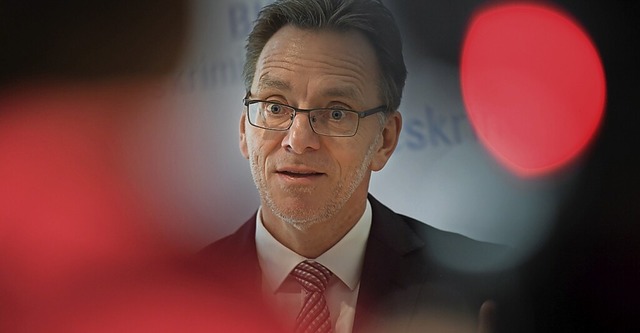 Holger Mnch, der Leiter des Bundeskriminalamts, gibt eine Erklrung ab.  | Foto: Arne Dedert