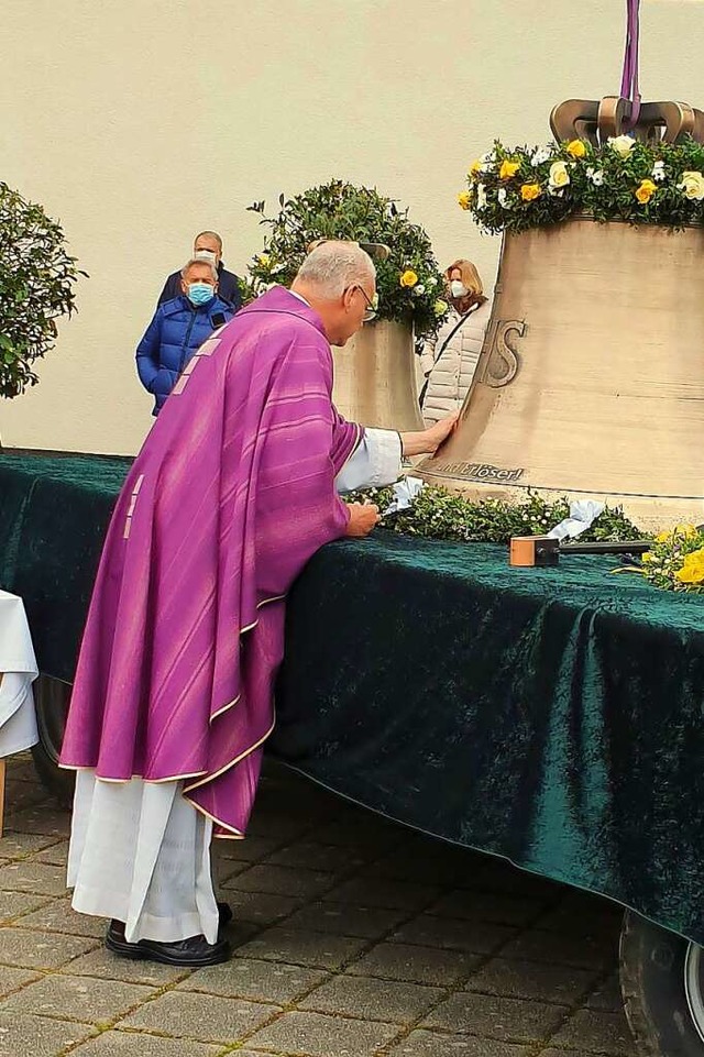 Zunchst hat Pfarrer Andreas Mair die neuen Glocken gesalbt und gesegnet.  | Foto: Reinhard Pfeiffer