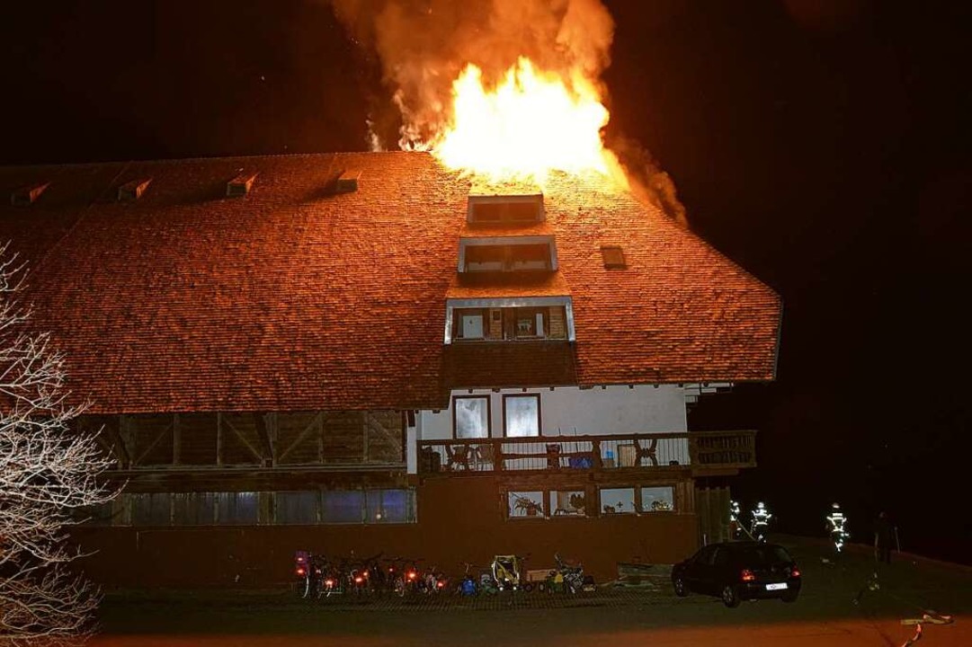 Als die Feuerwehr eintraf, brannte das...es  Schwrerhofs in Jostal lichterloh.  | Foto: Kamera24