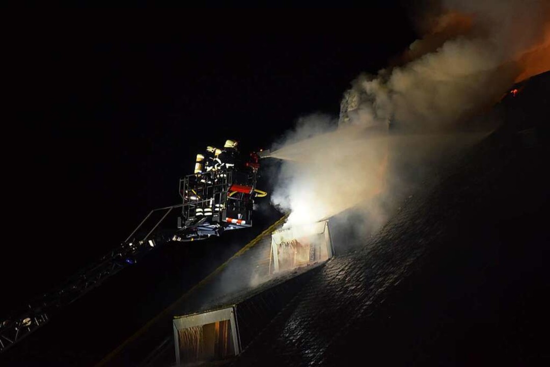 Die Feuerwehr im Einsatz.  | Foto: Kamera24