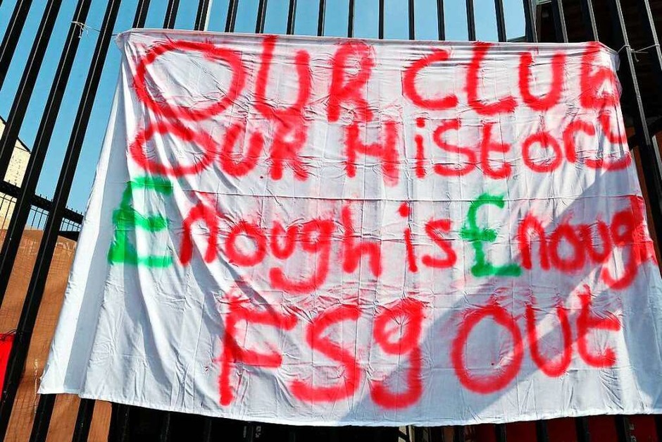 ransparente hängen vor dem Stadion an der Anfield Road, die gegen die Entscheidung des Vereins FC Liverpool protestieren, der europäischen Super League beizutreten. (Foto: Peter Byrne (dpa)) ransparente hängen vor dem Stadion an der Anfield Road, die gegen die Entscheidung des Vereins FC Liverpool protestieren, der europäischen Super League beizutreten. (Foto: Peter Byrne (dpa))