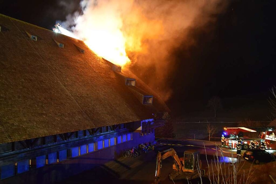 Fnf Stunden dauerte es, bis das Feuer gelscht war.  | Foto: Kamera24
