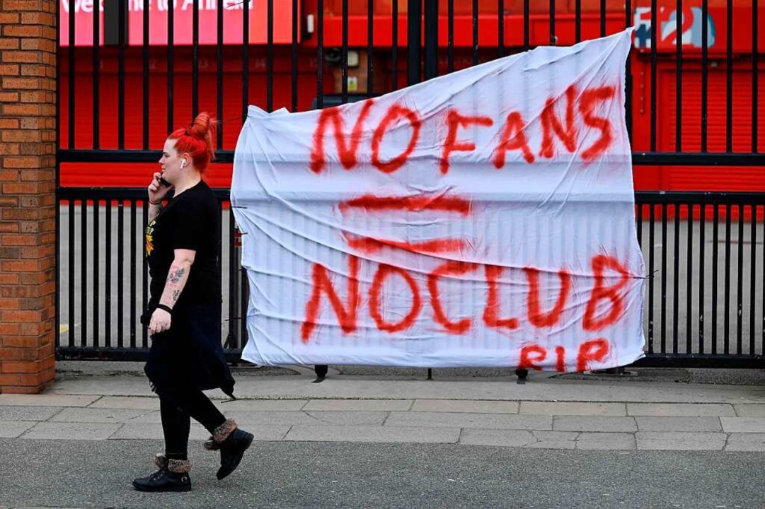 Kritische Banner am Stadion des FC Liv...Super League schnell zu Fall gebracht.  | Foto: PAUL ELLIS (AFP)