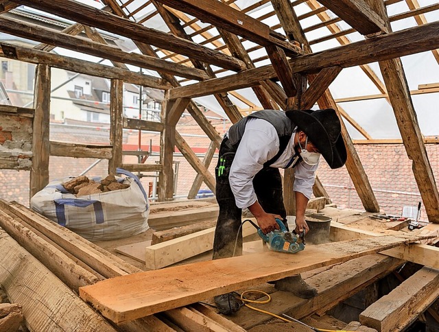 Arbeitsplatz mit Aussicht: Zimmermnner arbeiten hufig im Freien.  | Foto: Nicolas Armer