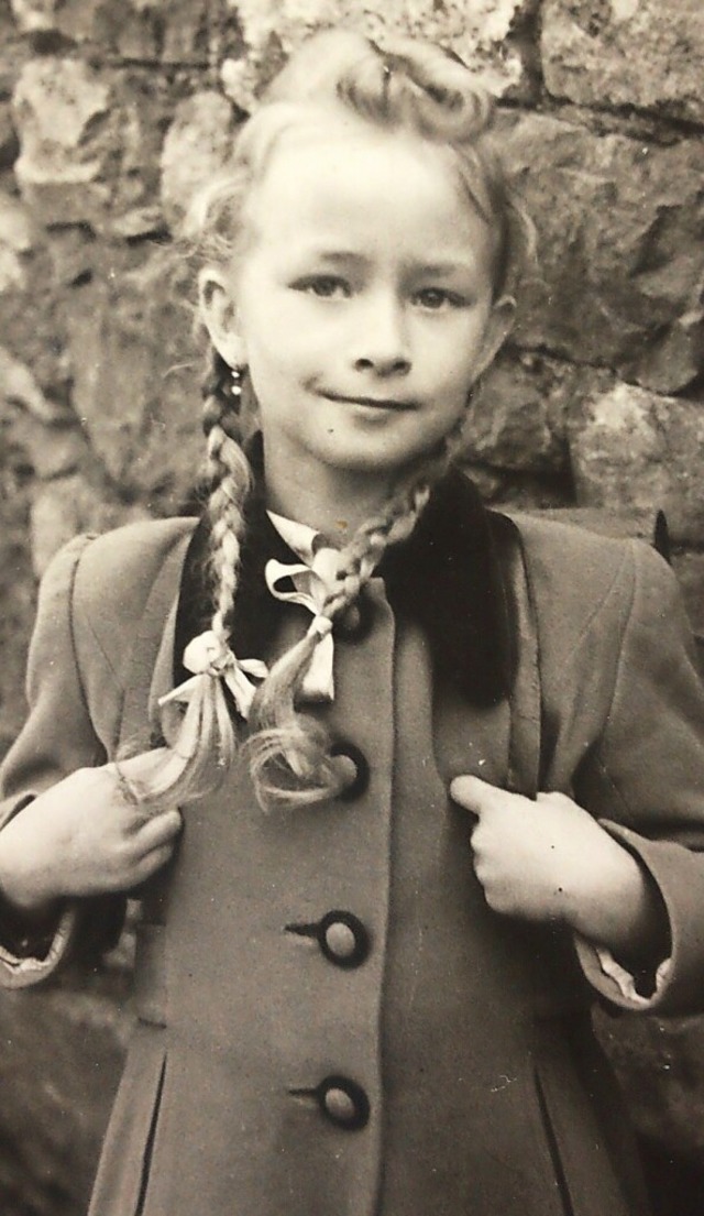 Karin Glaser an ihrem ersten Schultag....an sich nach dem Krieg nicht leisten.   | Foto: privat
