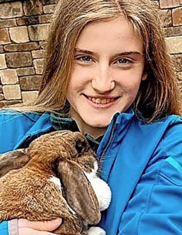 Isabel Becherer ist froh, dass sie ihre Hasen wieder knuddeln kann.   | Foto: privat
