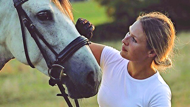 Hof-Pchterin Marlene Burger mit einem ihrer Pferde.   | Foto: privat