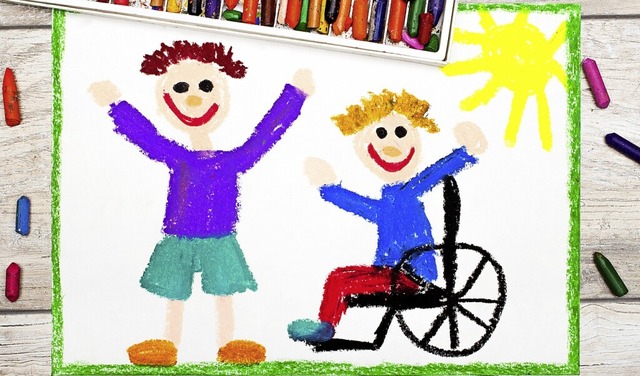 Ein Kind hat zwei Freunde gemalt, von denen einer einen Rollstuhl bentigt.  | Foto: czarny_bez  (stock.adobe.com)